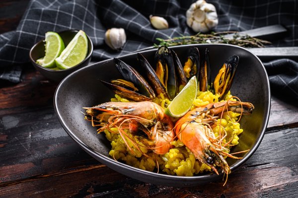 Comment réussir une paella valenciana authentique avec fruits de mer et lapin ?