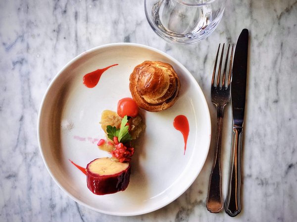 Quelles techniques pour maîtriser la préparation de plats de fruits de mer dans un restaurant côtier?