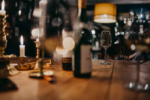 Comment élaborer un programme de fidélisation basé sur la découverte de vins locaux pour un bar à vin?