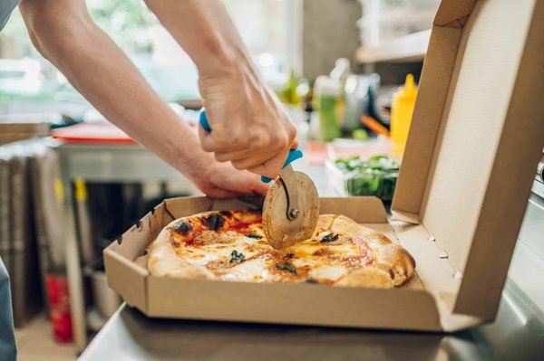 Quels sont les secrets d'une pizza au feu de bois avec une pâte fine et une garniture goûteuse?